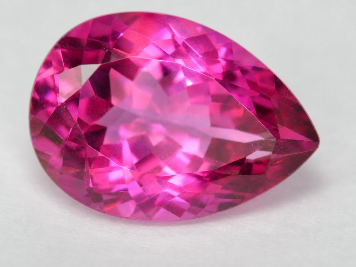 Nahaufnahme von natürlichen rosa Topas-Edelsteinen