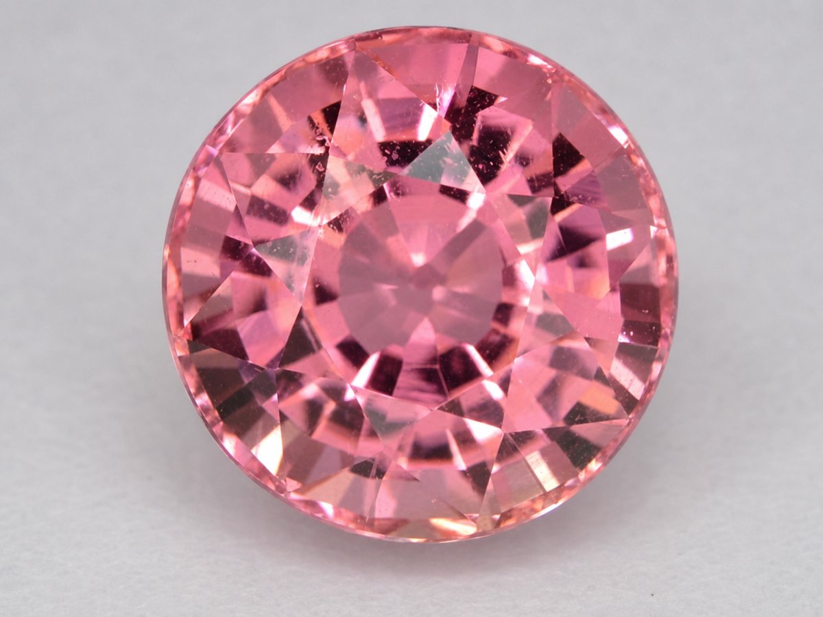Nahaufnahme von natürlichen rosa Turmalin-Edelsteinen
