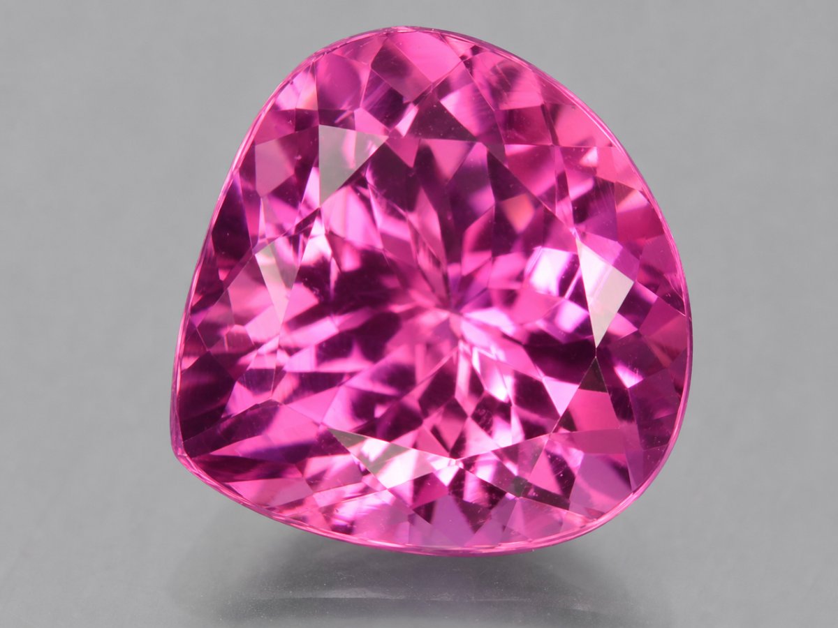 Nahaufnahme von natürlichen rosa Turmalin-Edelsteinen