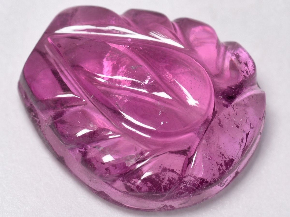 Nahaufnahme von natürlichen violetten Turmalin-Edelsteinen