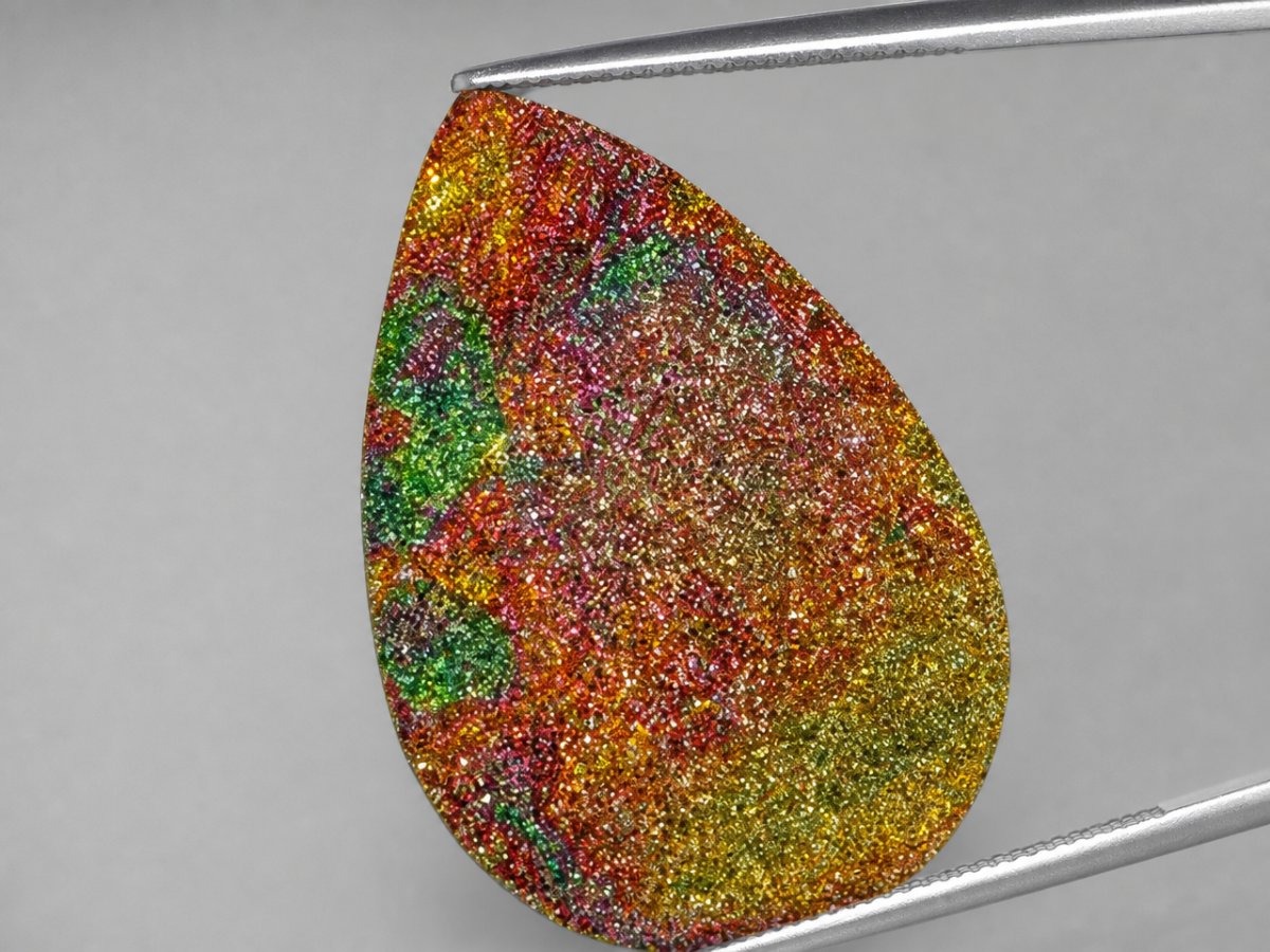 Nahaufnahme von natürlichen Regenbogenpyrit-Edelsteinen