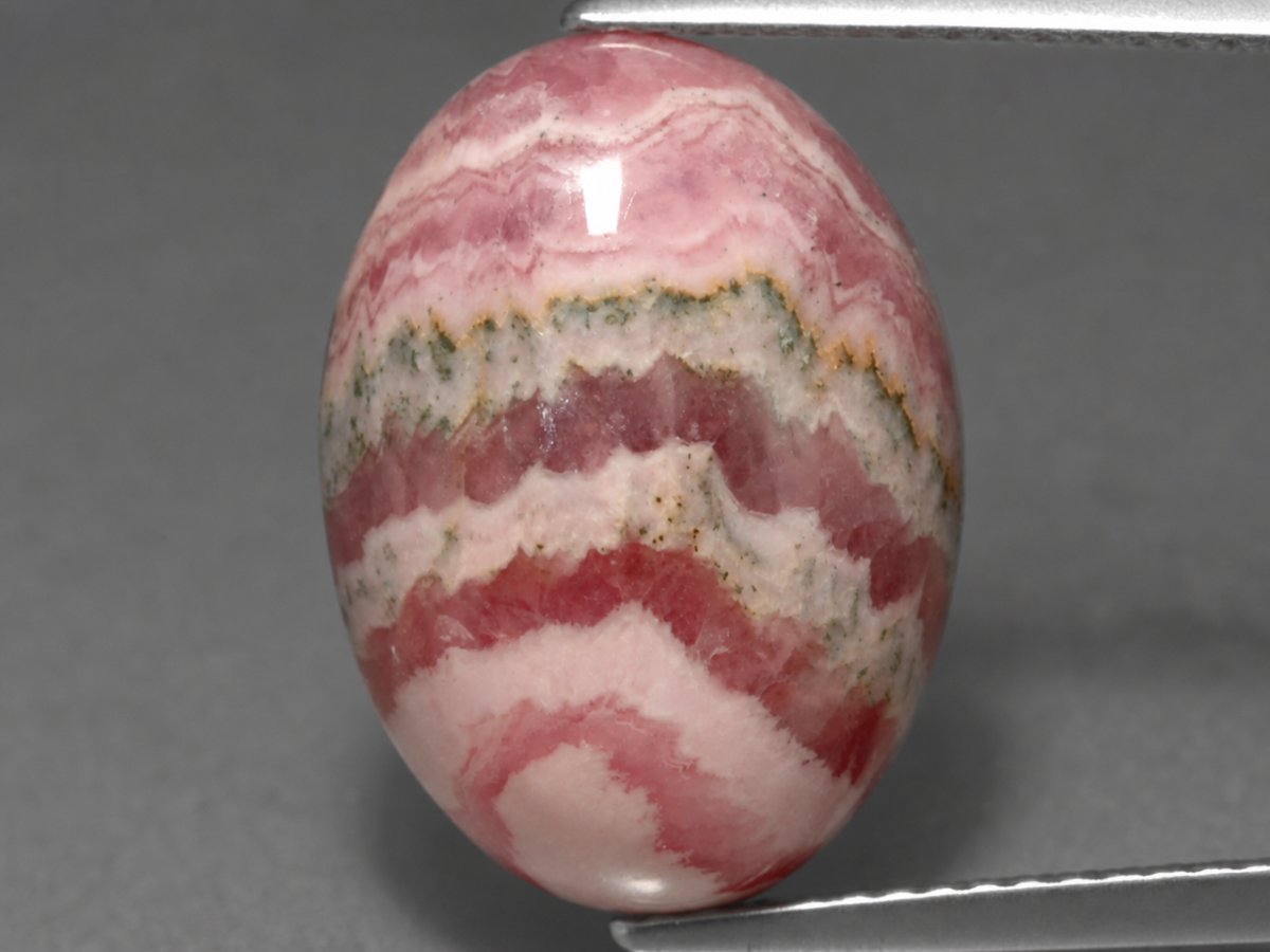 Nahaufnahme von natürlichen Rhodochrosit-Edelsteinen