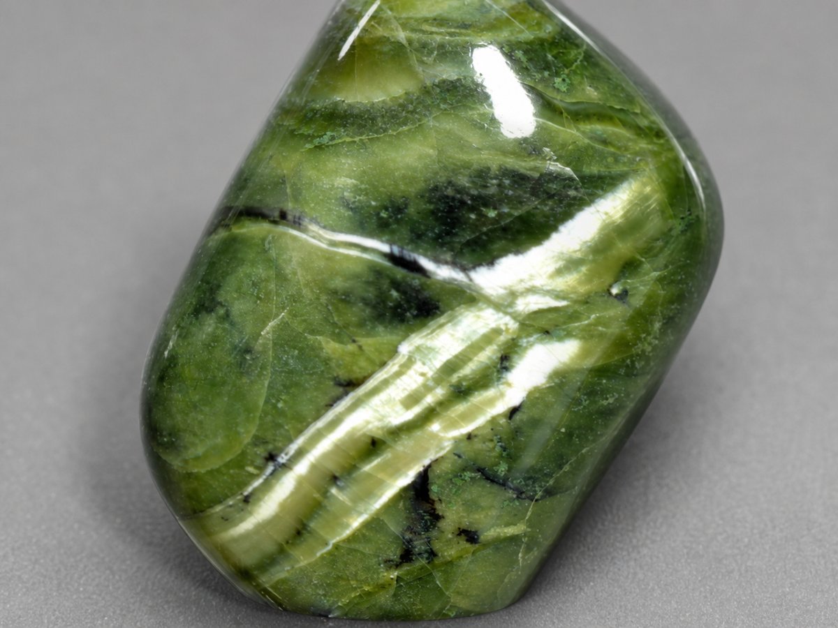 Nahaufnahme von natürlichen Serpentin-Edelsteinen