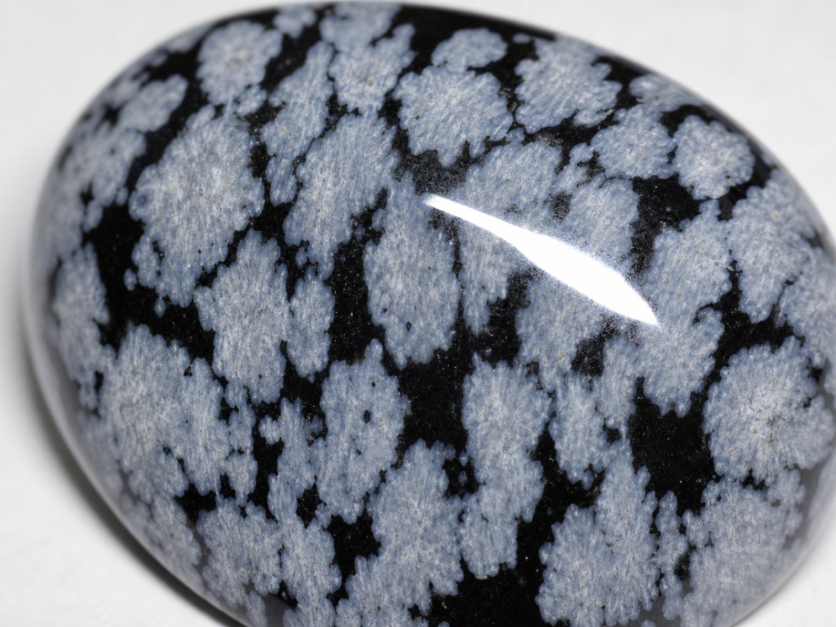 Nahaufnahme von natürlichen Schneeflocken-Obsidian-Edelsteinen