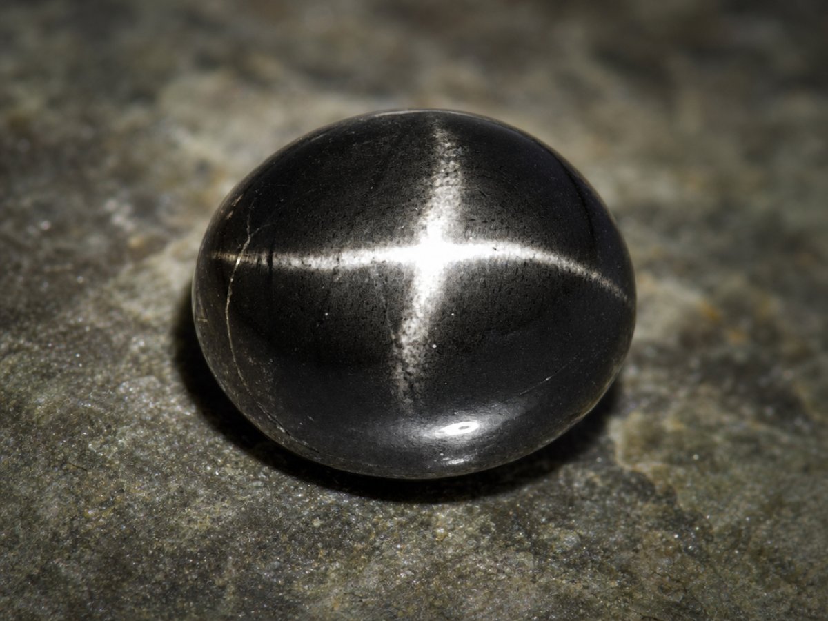 Nahaufnahme von natürlichen Sterndiopsid-Edelsteinen