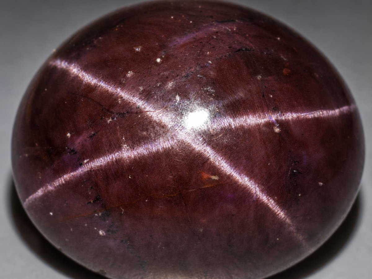 Nahaufnahme von natürlichen Sterngranat-Edelsteinen