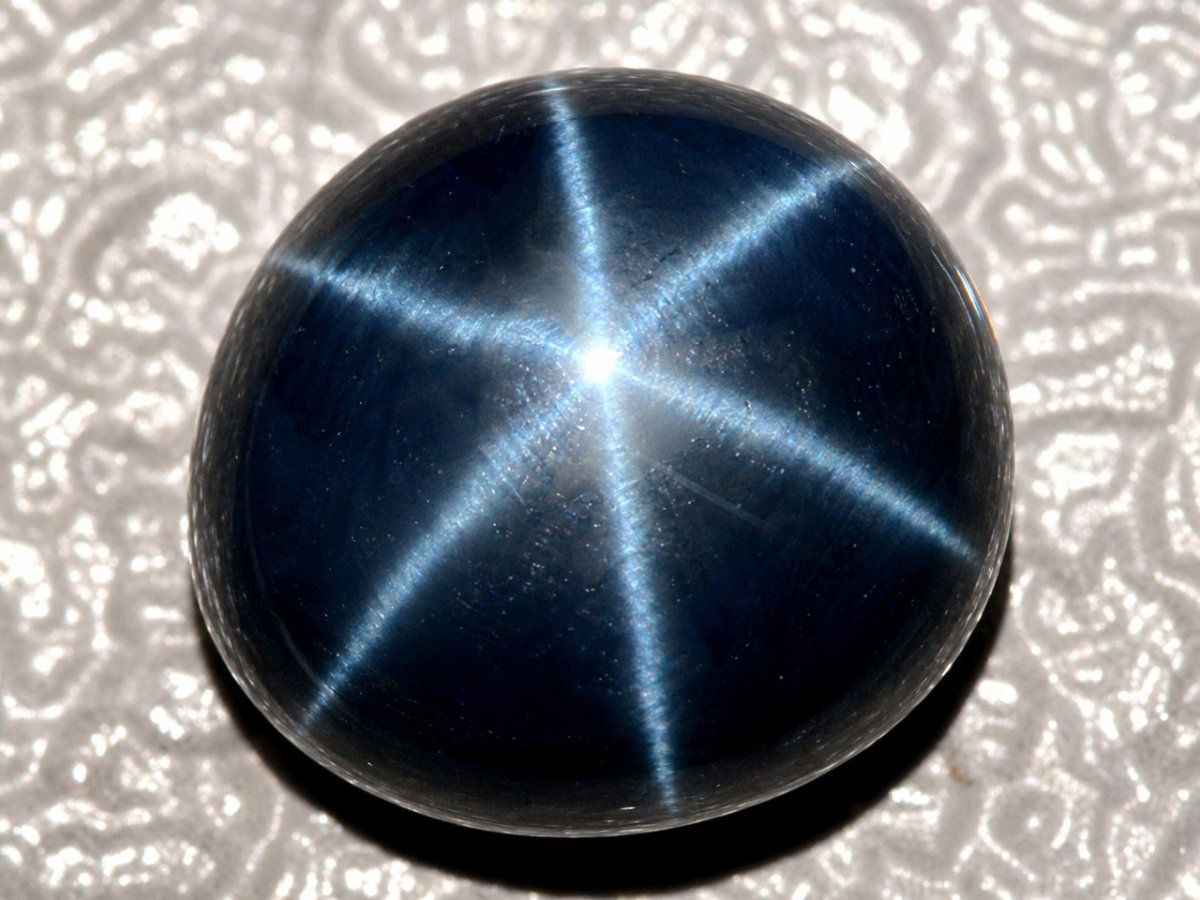 Nahaufnahme von natürlichen Sternsaphir-Edelsteinen