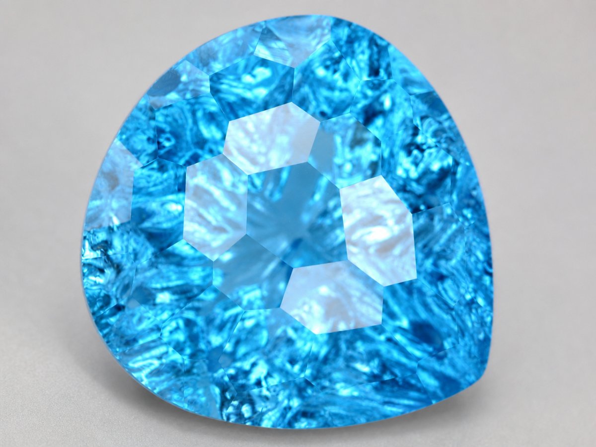 Nahaufnahme von natürlichen Schweizer Blautopas-Edelsteinen
