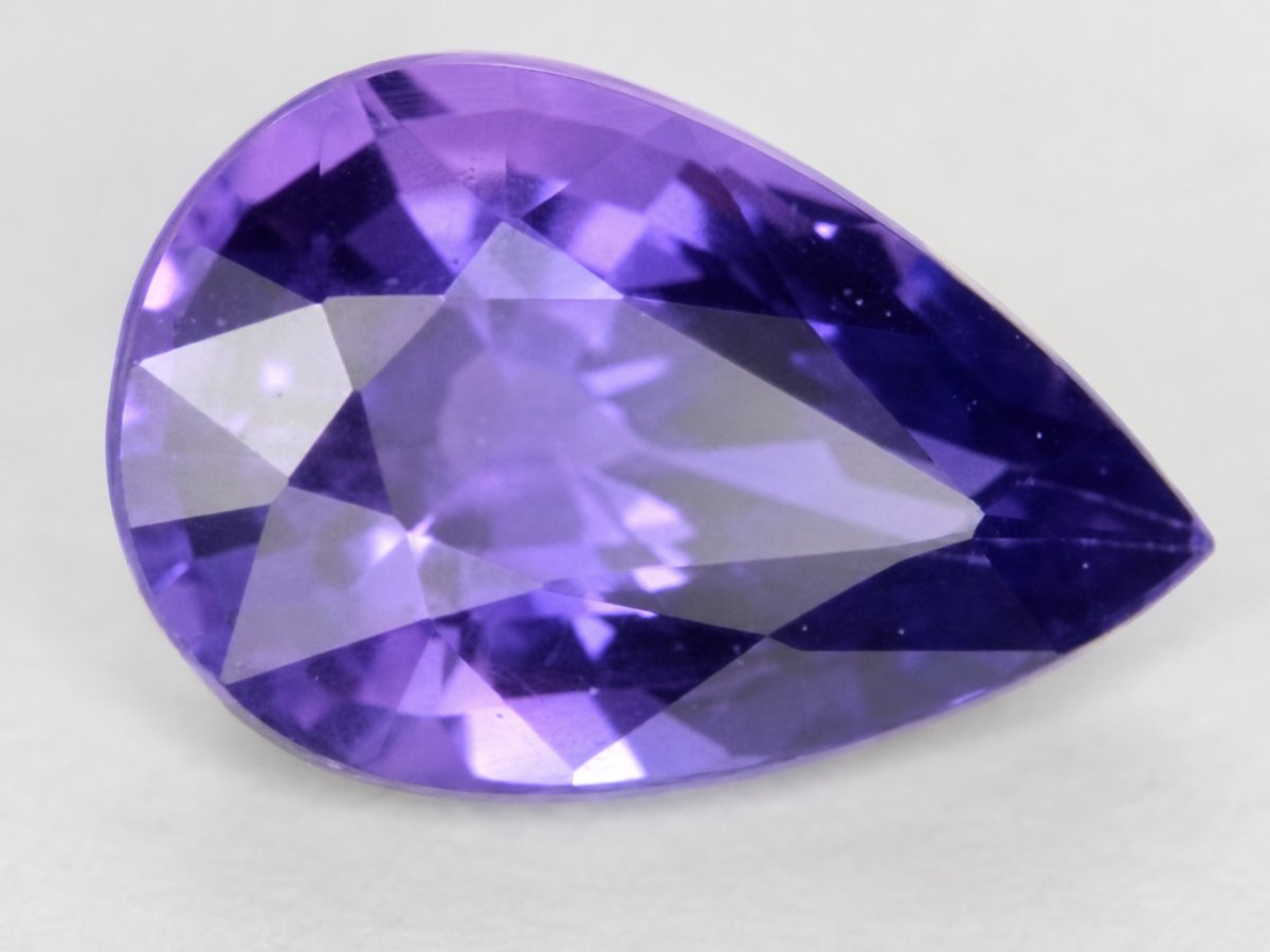 Nahaufnahme von natürlichen violetten Saphiren