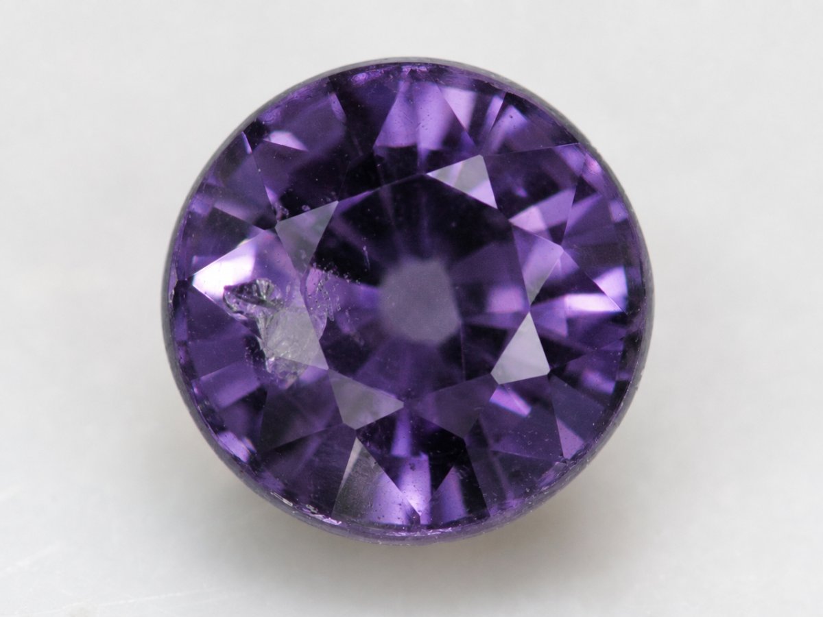Nahaufnahme von natürlichen violetten Spinell-Edelsteinen