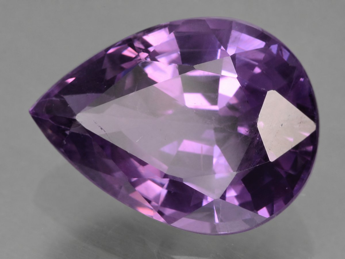 Nahaufnahme von natürlichen violetten Spinell-Edelsteinen