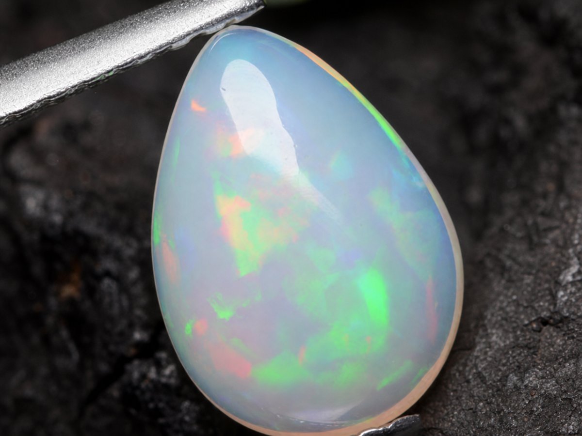 Nahaufnahme von natürlichen weißen Opal-Edelsteinen