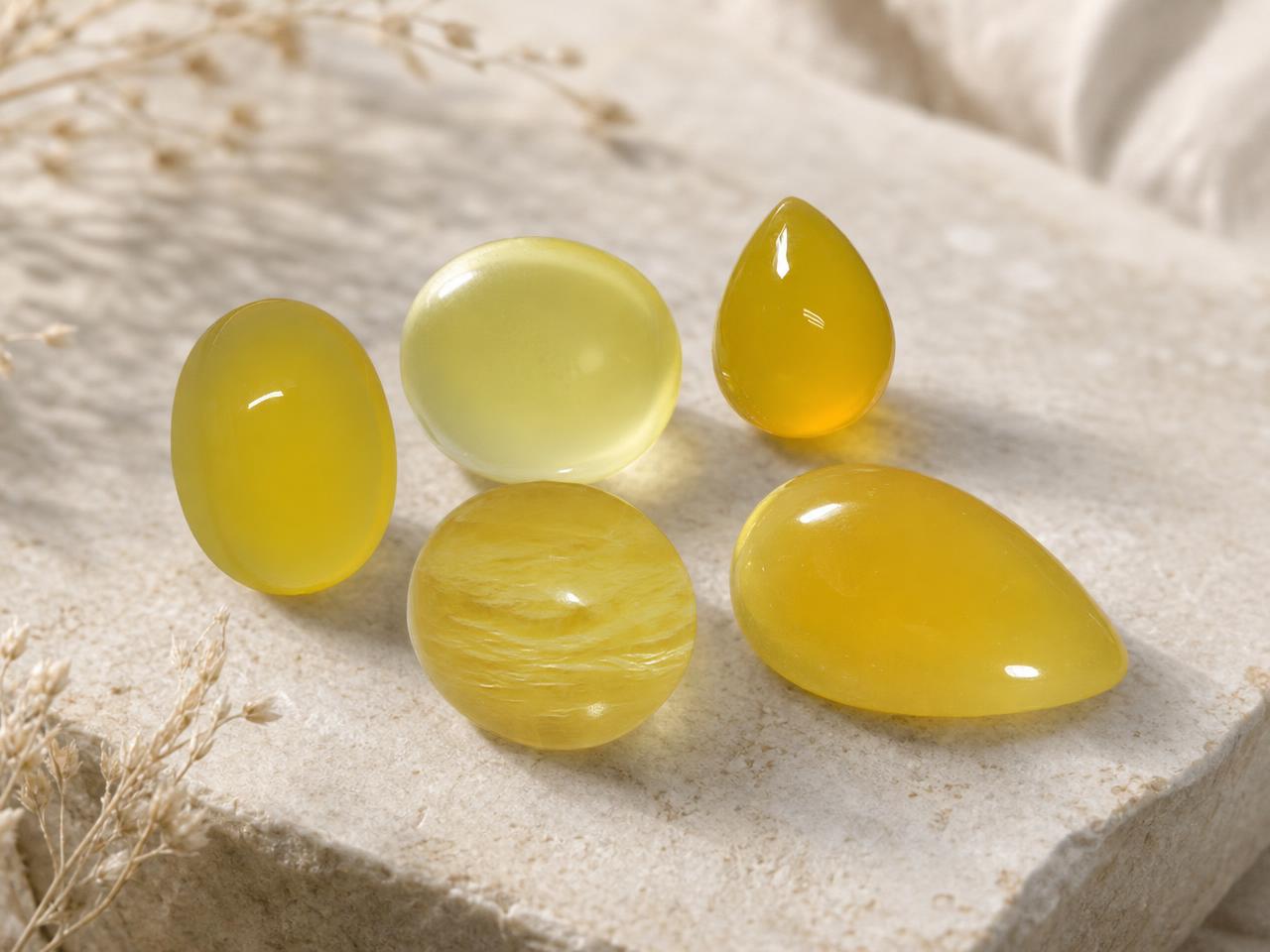 Verschiedene lose gelbe Cabochon-Edelsteine in warmen Goldtönen