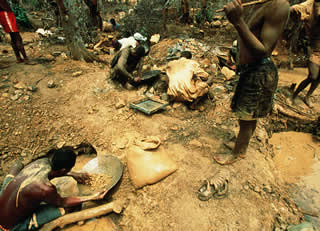 Traditioneller Saphirabbau in Madagaskar