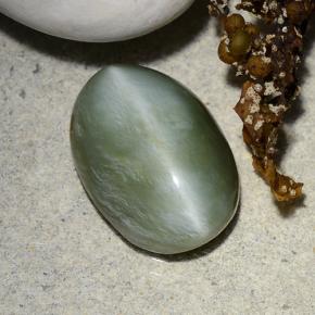 4,96 ctw natürlicher grüner Actinolite Cat's Eye, Oval Schliff, Lichtdurchlässig