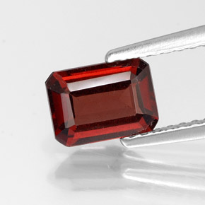 1,28 ctw natürlicher roter Almandin-Granat, Smaragdschliff, VS