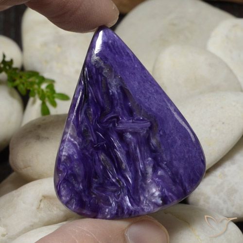 44,12 ctw natürlicher violetter Charoit, Birnenform, Lichtundurchlässig