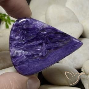 44,12 ctw natürlicher violetter Charoit, Birnenform, Lichtundurchlässig