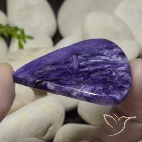 44,12 ctw natürlicher violetter Charoit, Birnenform, Lichtundurchlässig