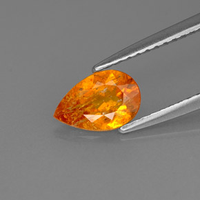 0,66 ctw natürlicher orangefarbener Clinohumit, Birnenform, SI