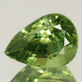 0,76 ctw natürlicher grüner Demantoid, Birnenform, VS-SI