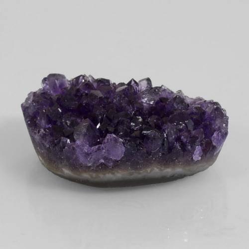 79,16 ctw natürlicher violetter Amethystdruse, Fantasieschliff, Lichtundurchlässig