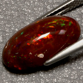 5,06 ctw natürlicher mehrfarbiger Feueropal, Oval Schliff, Lichtundurchlässig