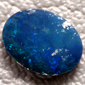0,66 ctw natürlicher mehrfarbiger Opal-Dublette, Oval Schliff, Lichtundurchlässig