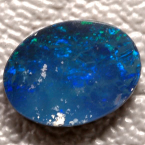 0,66 ctw natürlicher mehrfarbiger Opal-Dublette, Oval Schliff, Lichtundurchlässig