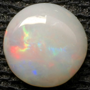 0,52 ctw natürlicher mehrfarbiger Opal, Rundschliff, Lichtundurchlässig