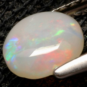 0,52 ctw natürlicher mehrfarbiger Opal, Rundschliff, Lichtundurchlässig