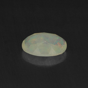 0,65 ctw natürlicher mehrfarbiger Opal, Oval Schliff, Transparent