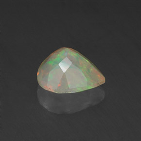 0,67 ctw natürlicher mehrfarbiger Opal, Birnenform, Transparent