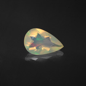 0,87 ctw natürlicher mehrfarbiger Opal, Birnenform, Transparent