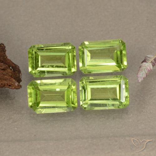 2.70ctw Natürlicher Mittelgrün Peridot, Smaragdschliff, VVS-VS