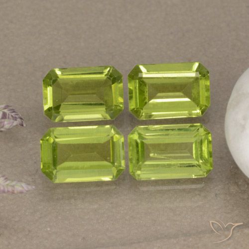 2.26ctw Natürlicher Mittelgrün Peridot, Smaragdschliff, VVS-VS