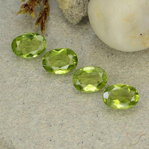 4.50ctw Natürlicher Lebendiges grün Peridot, Oval, VS