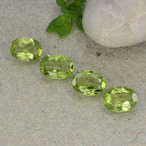 4.40ctw Natürlicher Leichtes lebendiges Grün Peridot, Oval, VS