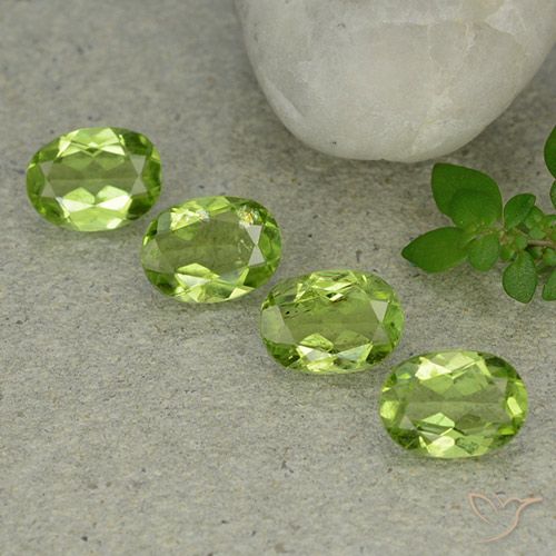 4.79ctw Natürlicher Mittelgrün Peridot, Oval, VS