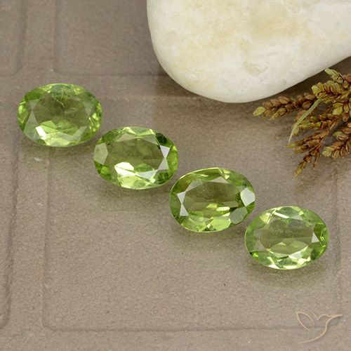4.15ctw Natürlicher Leichtes lebendiges Grün Peridot, Oval, VS