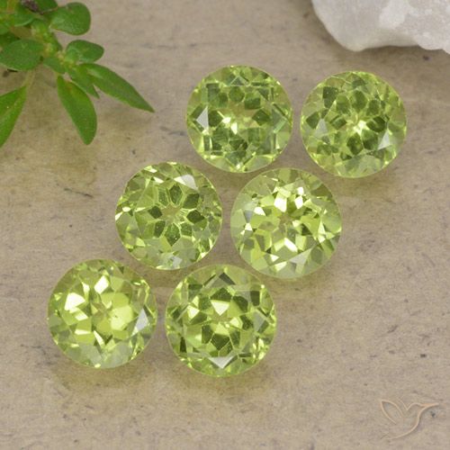 2.72ctw Natürlicher Leichtes lebendiges Grün Peridot, Runden, VVS-VS