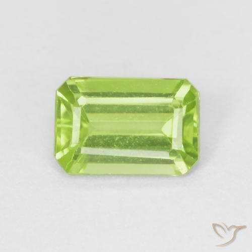 0.55ct Natürlicher Leichtes lebendiges Grün Peridot, Smaragdschliff, VVS