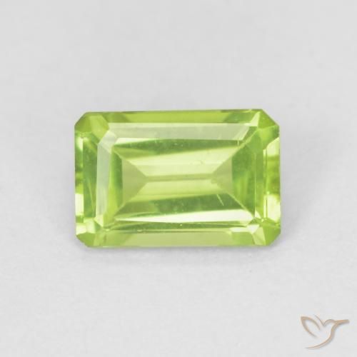 0.60ct Natürlicher Leichtes lebendiges Grün Peridot, Smaragdschliff, VS