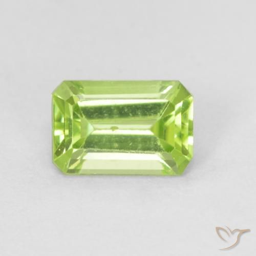 0.62ct Natürlicher Leichtes lebendiges Grün Peridot, Smaragdschliff, VS