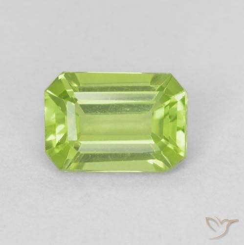 0.59ct Natürlicher Mittelgrün Peridot, Smaragdschliff, VVS