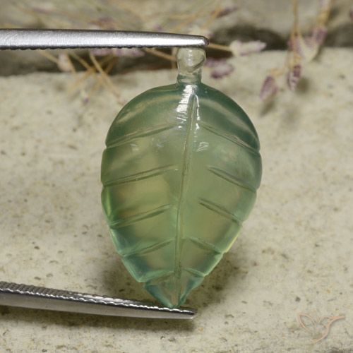 13.70ct Natürlicher Blasses erdiges Grün Prehnit, Blumen-Schliff, Lichtdurchlässig