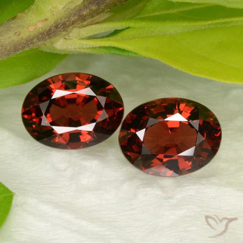 3.26ctw Natürlicher dunkelrot Pyrop-Granat, Oval, VVS-VS