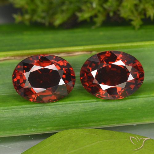 3.40ctw Natürlicher dunkelrot Pyrop-Granat, Oval, VVS-VS