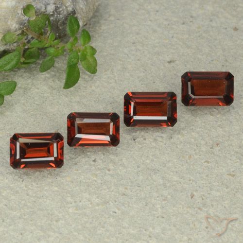 2.79ctw Natürlicher tiefrot Pyrop-Granat, Smaragdschliff, VS