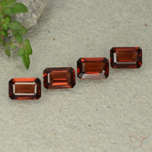 2.26ctw Natürlicher tiefrot Pyrop-Granat, Smaragdschliff, VS
